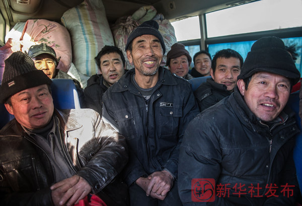 新华社记者陪农民工讨薪冰球突破游戏110小时(图2)